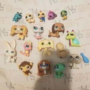 12 vintage, Littlest pet shop figures + 5 G5 mini LPS and hair brush.
